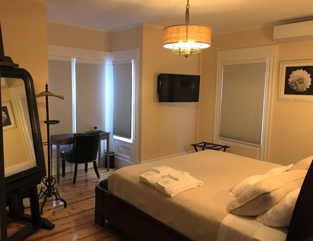 Luxury King room at Sea Street Inn