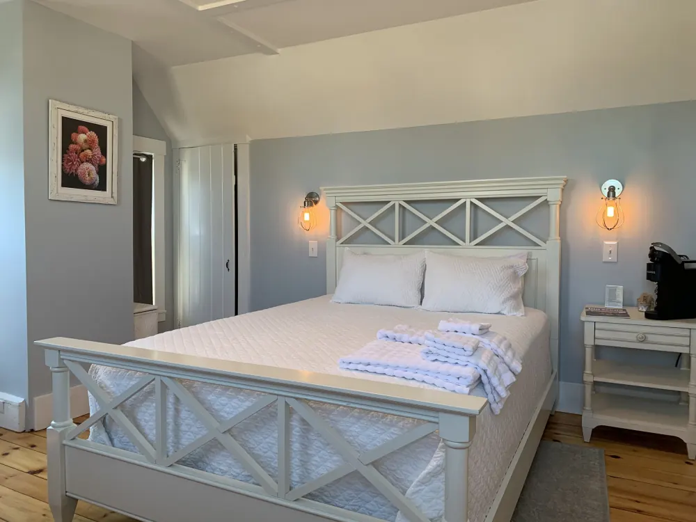 Sunny Queen room at Sea Street Inn